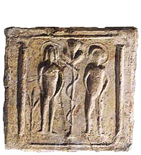Lápida paleocristiana: bajorelieve representando las figuras de Adán y Eva