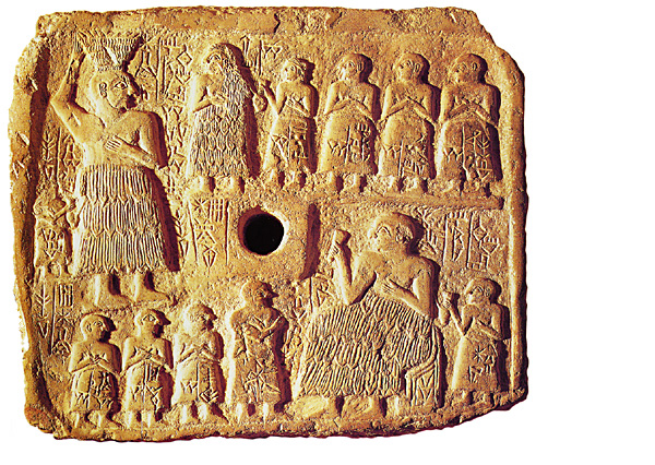 Placa de caliza con inscripciones cuneiformes y los nombres genealógicos de una familia real sumeria (Museo del Louvre. París)