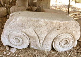 Santuario de Klopedi, Lesbos, capitel eolico