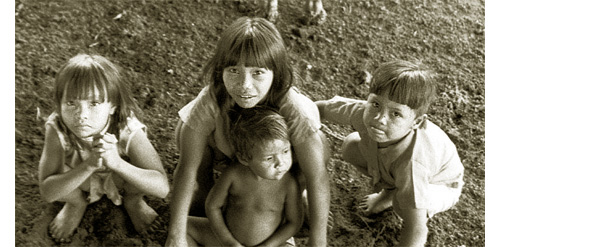 Niños guaraníes contemporáneos (fotografía en blanco y negro)