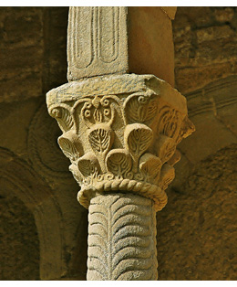 Capitel de una de las columnas del palacio del Naranco