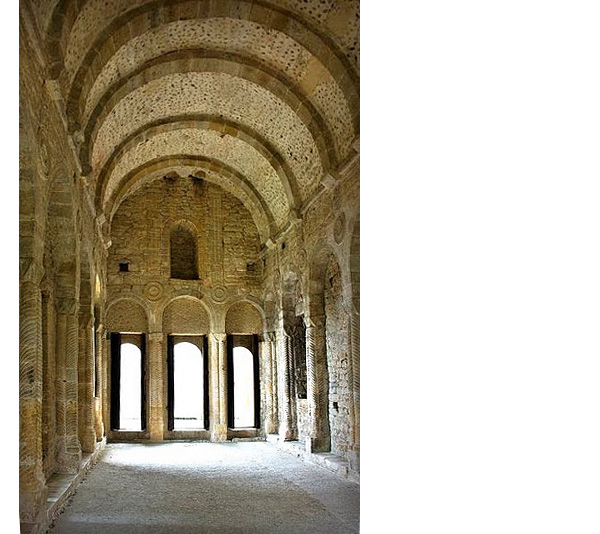 Vista interior del primer piso del palacio del Naranco