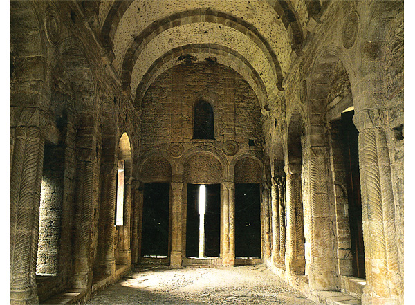 Vista interior del primer piso del palacio del Naranco