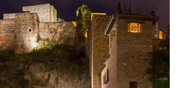 Vista nocturna de La Alcazaba de Málaga