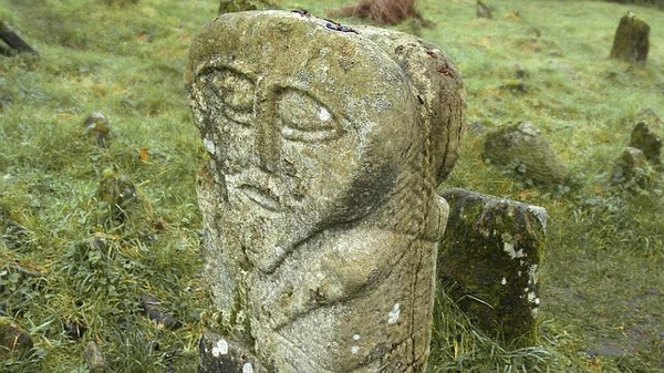 Escultura de una divinidad céltica de doble rostro (isla de Boa, Irlanda del norte)