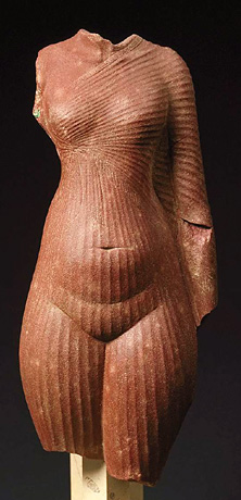 Torso de princesa amarniense, en cuarcita rosa Torso de princesa amarniense, en cuarcita rosa