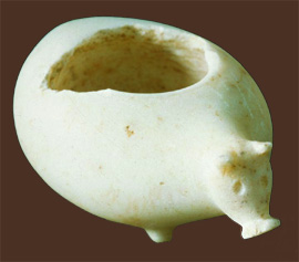 Recipiente de mármol con cabeza de cerdo