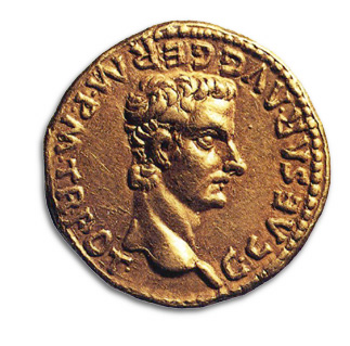 Moneda de oro romana con la efigie del emperador Calígula, sucesor de Tiberio