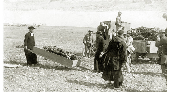 Curas y militares recogiendo y trasladando cadaveres de soldados españoles tras el desastre de Annual