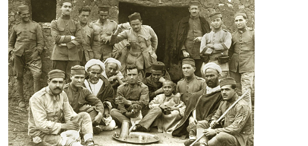 Soldados españoles y colaboradores rifeños, posando para una fotografía de grupo